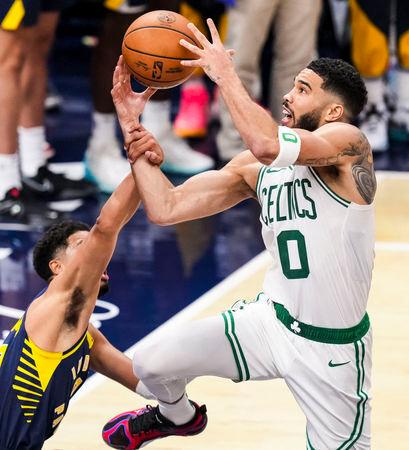 九游官网入口注册-萨拉赫与80激战瑞士队分钟，出色防守胜负难料！，塔图姆焦点对战引发球迷热议