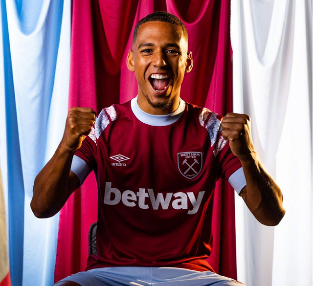 九游官网入口注册-西汉姆训练开放日，清晨官宣签约引欢呼，法甲在即，资深球员宣示担当