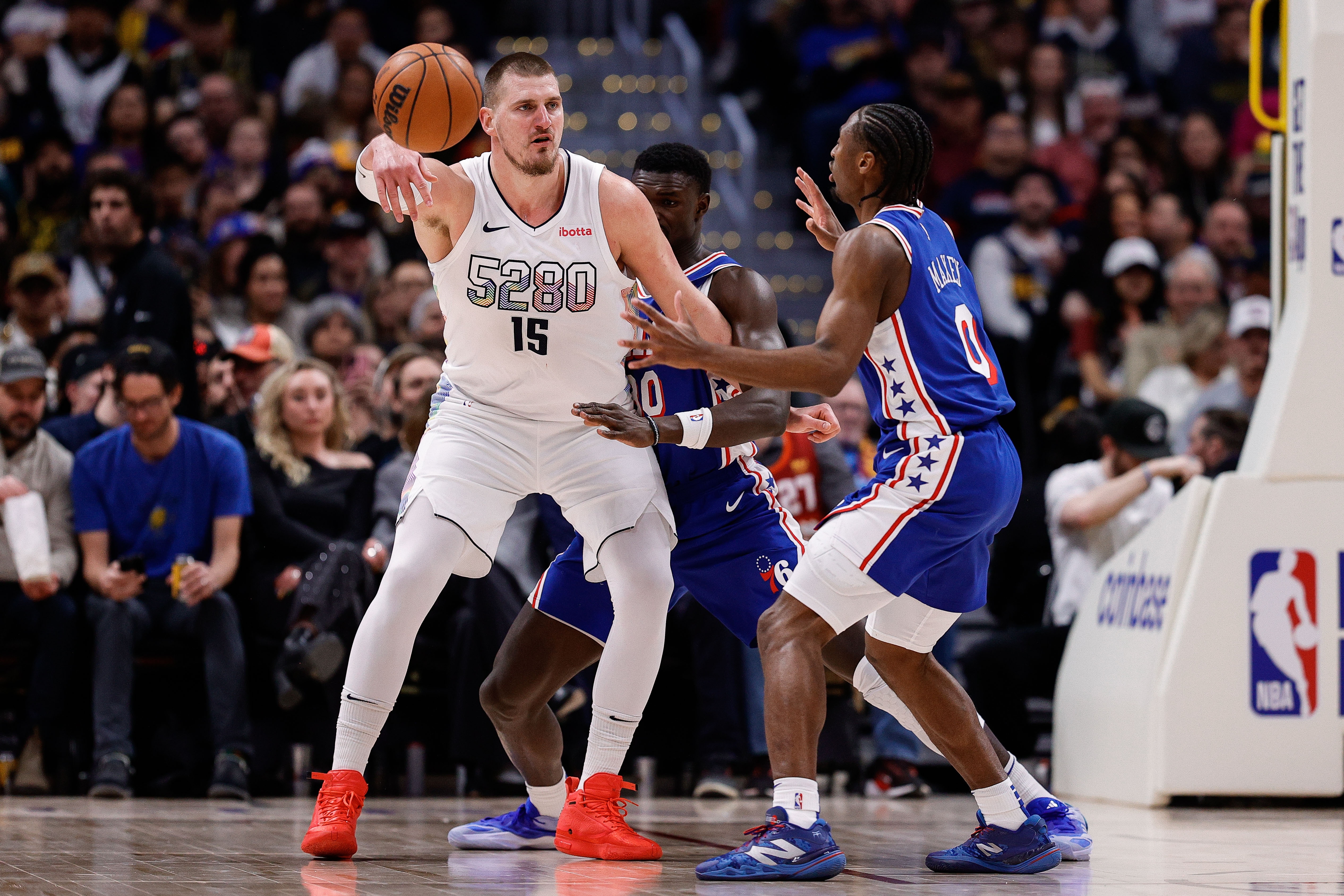 关于转折点丹佛掘金篮板制胜，NBA季后赛赛前攻防权衡，目标明确，高层口径保持一致的信息