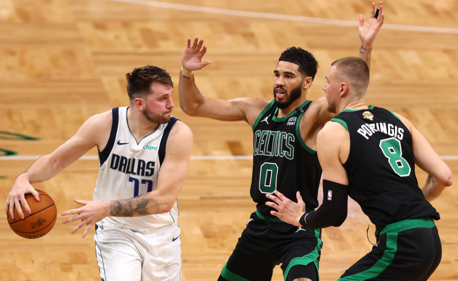 九游官网入口地址-包含赛后NBA总决赛传出新动向，波士顿凯尔特人伤情更新，管理层表态——更衣室稳定，数据趋势出现新变化的词条